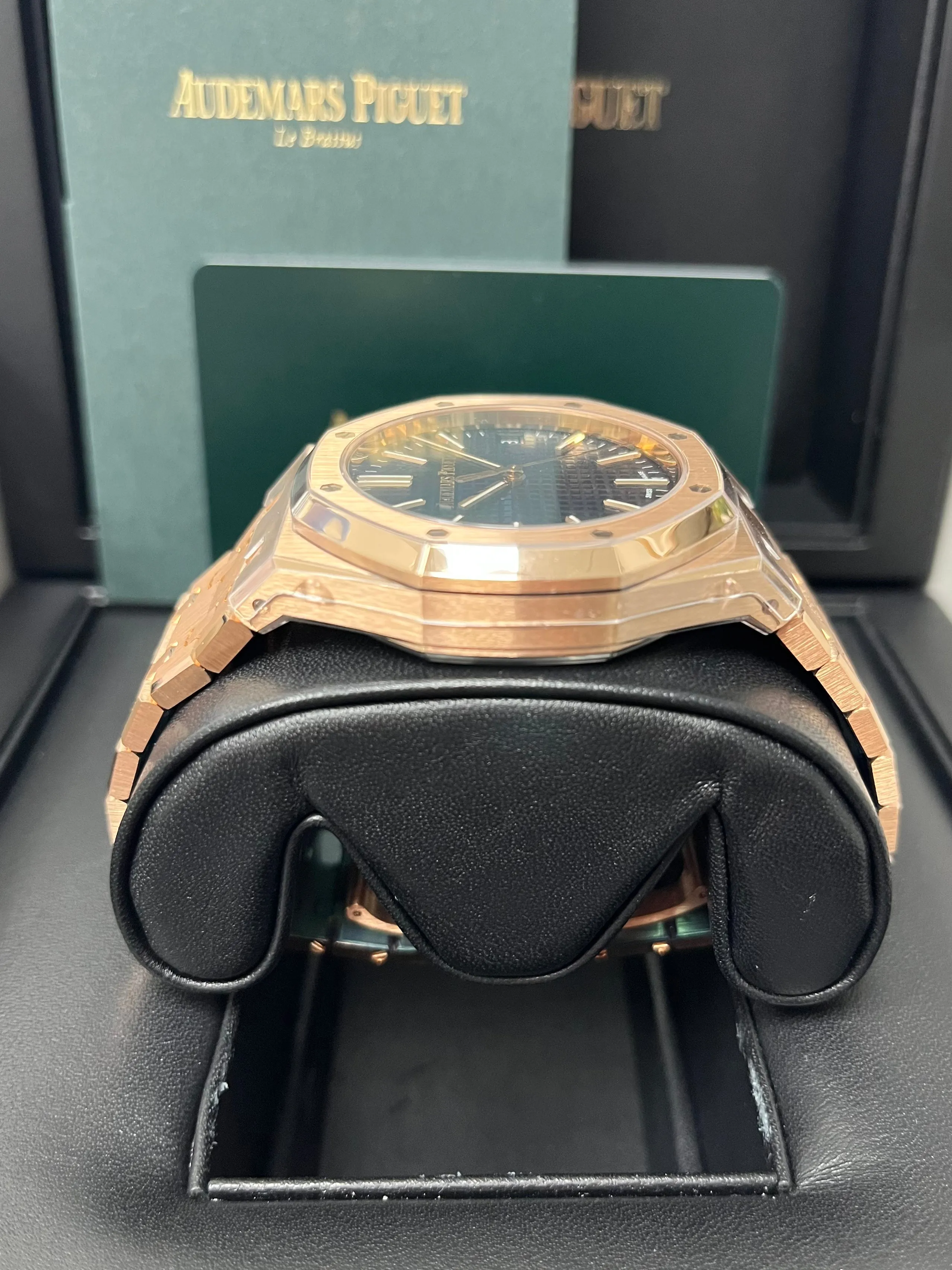 Certainly! Here’s an optimized title for the e-commerce product with added modifiers:

**Audemars Piguet Royal Oak Selfwinding 41mm - Exquisite Rose Gold Case with Striking Blue Dial (Model: 15510OR.OO.1320OR.03)**

This title highlights the key features and makes it more attractive for potential buyers.